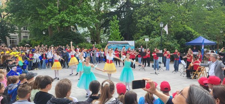 Simfonični orkester GŠ Postojna in baletke iz Nove Gorice